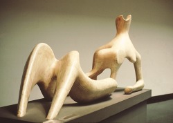 Henry Moore (Castleford 1898 - Much Hadam 1986); Reclining Figure, 1951, plaster. Henry Moore Sculpture Center, Art Gallery of Ontario (Toronto)