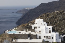 hungariansoul:  luxuryaccommodations:  Aenaon Villas - Santorini, Greece With a privileged location on the edge of Santorini’s caldera, on the ancient route that connects Oia with Imerovigli and Fira, Aenaon Villas features stunning uninterrupted views