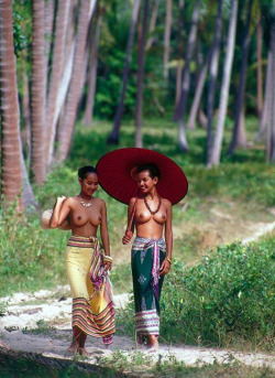 renaissanceamazon:  darknyts:  vixen-ceo:  melaninboy:  shanteallx3:  hippy-freak:  Look at how beautiful and non sexualized this image is….  I will REBLOG this everyday!! Unsexualize the female body!!  fav  Rest of the world waiting for the West to