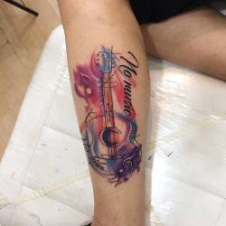 No music, ni life!! ✖️#tattoo #tatuaje #tatu #ink #pierna #leg #quitarra #guitar #acuatic #acustica #splash #pintura #manchas #colores #color #acuarelas #watercolor #letras #lettering  (en Old Skull Tattoo Studio)