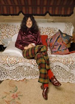 soundsof71:  JIMMY PAGE’s SOCKS MATCH THE PILLOW. Photo by Barrie Wentzell, 1970…but JIMMY PAGE’s SOCKS MATCH THE PILLOW.