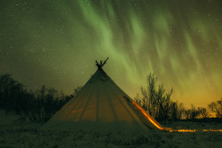 original-photographers:  Teepee under the northern lights, Finnmark, Norway. By Duncan Trevithick: 30degnorth.tumblr.com