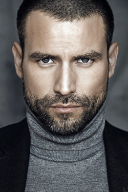 drawing-bored:  rafael amaya is in a telenovela we’ve started watching and his jawline is amazing.