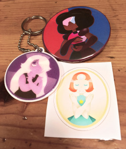 Y’AAAAAALLLL check out my new merch! The Steven Universe sticker/keychain/pin shaped hole in my heart is now filled. Look at them! Aren’t they adorable?I’d like to say a big thank you to Melissa, @artbylittlemissluna for giving me these! I can’t