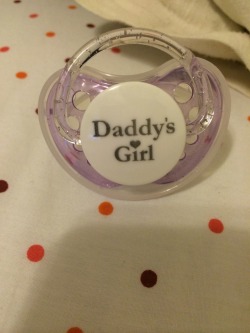 daddys-little-princess-3:  benbrucesbitch:  Daddy’s girl💕  I want a binky with “daddy’s girl” on it so badly!!!