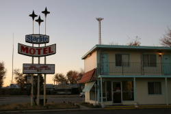 the-torn-up-road:  starlite motel