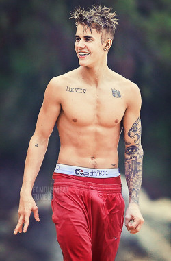famousmeat:  Shirtless Justin Bieber bulges on the beach with the Bieberconda