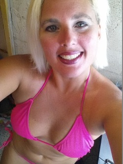 lisaxlovexxx taking selfies in her bikini.