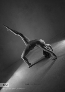 girlsdoingyoga: naked-yoga-practice:  lawyer-inprogress:  The Fine Line by BlueMuseFineArt on http://ift.tt/1Vns38e  Beautiful elegance in a naked full wheel.  Lift a leg in this pose for an added expression.   . 