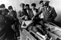Nel novembre del 1964 Che Guevara, dopo aver manifestato espressioni di dissenso su molte questioni, parte da Cuba per tenere un discorso ufficiale alle Nazioni Unite, a febbraio è ad Algeri e fa un discorso contro l’URSS e contro la Cina. Dopo il