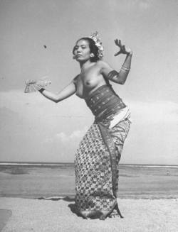 arjuna-vallabha:  Balinese dancer, photo by Eliot Elisofon 