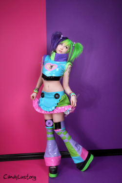 porphyriasuicide:  Look what pretty KissMeKillme creations I got to shoot in with my beloved Candylust, I might post some more images from the shoot when ULaLa’s website goes live soon ;p.