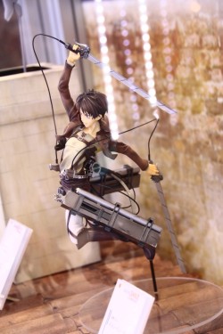  Close-up details of goodsmilecompanyus&rsquo; 1/8 scale Eren figure - now with the special stand unveiled!  Gotta love the 3DMG &lt;3