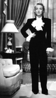 divadietrich:  Marlene Dietrich in “The Lady is Willing”. 