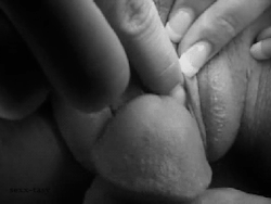 mecockupussy:  Teasing your sweet clit mmmm!!! 