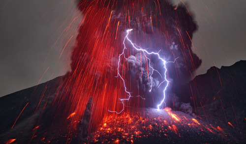 Porn photo rhamphotheca:  Terrifying Volcanic Lightning