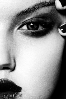  Lindsey Wixson in “Beauty” by Mario Testino for Vogue Japan, November 2014. 
