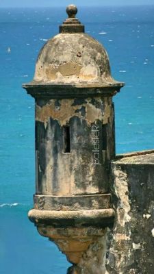 javipr:  Una de las tantas garitas del Castillo de San Felipe del Morro en el Viejo San Juan de Puerto Rico.   - Fotos Facebook por Jorge A Ballester