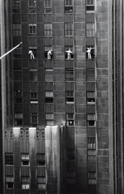 vieuxmetiers:  New York City window washers, 1958. 