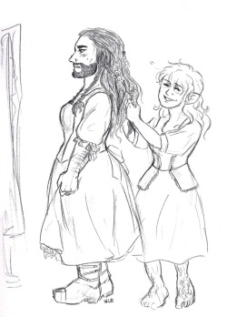 asparklethatisblue:  Bilbo attempting to make Thorin wear dresses and ribbons in the hobbit style ^^ more or less successful even though Thorin still thinks that dwarven robes are better 
