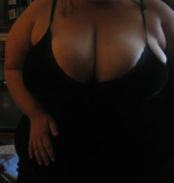 wickedlywenchy:  Love my curves here :)  love your massive boobs