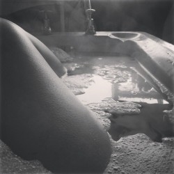 justcozziie:  Bath time. #bath #lush #leg