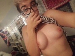 yngpussylvr:  askahorny18yo:I’m just gunna leave this here  Look at her tasty yummy young pussy and tight little arse hole 