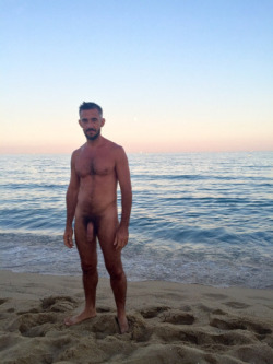 alanh-me:  78k  follow all things gay, naturist and “eye catching”  