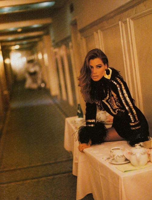 80s-90s-supermodels:  “Un Guardaroba Da Ereditiera”, Vogue Italia, September 1991Photographer : Michael RobertsModel : Carre Otis 