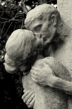 Eternal embrace (gravestone in Vienna)