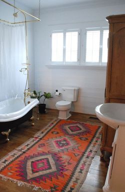 callmehats:bohemianhomes:  Nice rug  Bathroom goals