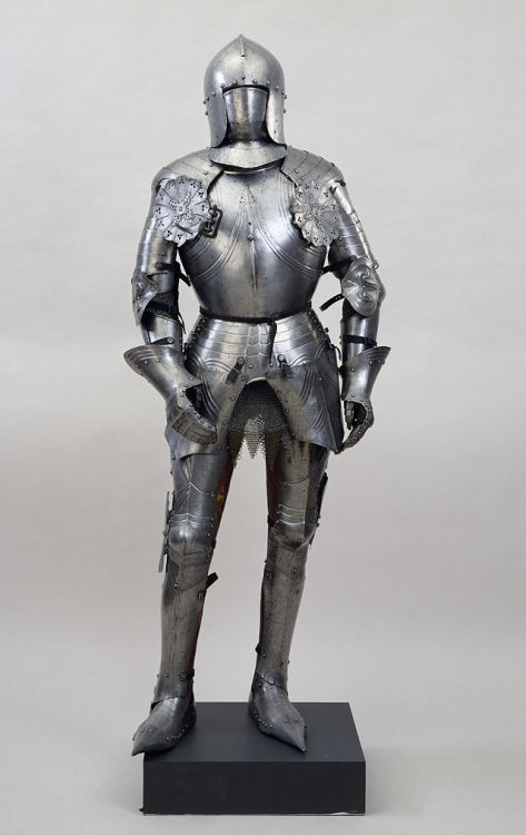 khaleesijade:  petermorwood:  wardeyne-of-fabels:  MEDIEVAL ARMOR ~Plate Armor~ Plate Armour was first introduced during the late 13th century and Full Plate Armour was introduced during the 15th century weighing approximately 50 lbs. Plate armor had