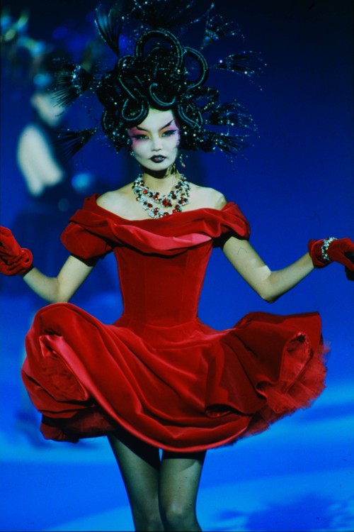arianavscouturevault:Thierry Mugler Haute Couture Fall/Winter 1997Model: Irina Pantaeva