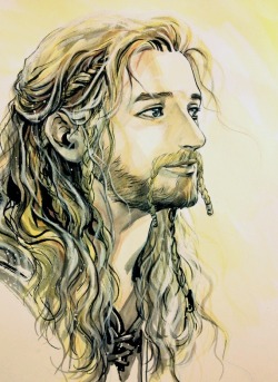 evankart:  “I dreamed of Erebor last night. There were mom, dad and uncle Thorin. Everybody looked so happy. “ 