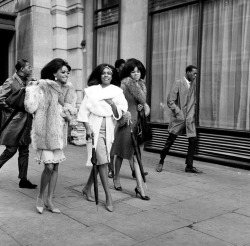 Languagethatiuse:   The Supremes With Fellow Motown Artists The Temptations In London,