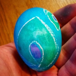 I love the way this peacock egg turned out! I&rsquo;m tempted to add sequins! #femdom #vacation #foodie #foodporn #foodgram #peacock #drag #sequins #easteregg #eastereggs #eggdye #dye #art #modernart #easter 🍳