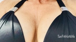 amateurcucki-tit:  tanfithotwife:  Happy cleavage Sunday ( • ) ( • ) ❤️!  Lovely breasts