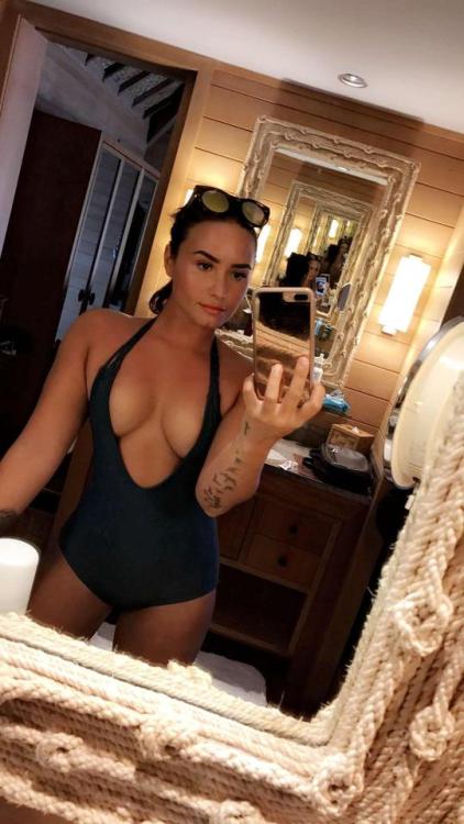 hellsyeahnudecelebrities:  Demi Lovato - porn pictures