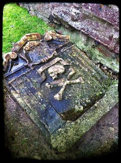 celtic-cateyes:    Edward Teach grave   