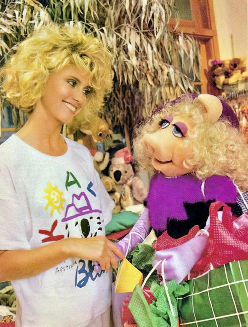 blondebrainpower:Olivia Newton-John hanging out with Miss Piggy, early 1980′s