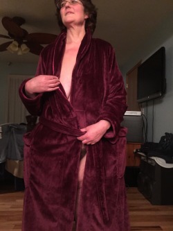 naturalhairyamateurs:  FWB Big Hairy Granny- From teasing in her robe to getting a cum shot in her granny bush. 😅