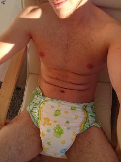 domini90:Nice sunny morning in my very wet diaper 