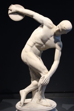 malemalefica:  El Discóbolo es la denominación convencional de una famosa escultura griega realizada por Mirón de Eléuteras en torno al 450 a. C. Representa a un atleta en un instante anterior al lanzamiento del disco. Se encuentra en el museo de