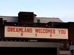 criwes:  Sign of amusement park Dreamland Margaten in Kent, England which was closed from 2003 to 2015. (photo)