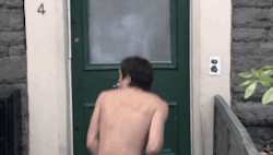 embarrassedboys:queensaver:Joe Dempsie Naked!!!   An embarrassing walk of shame!Scene courtesy of tv show Skins