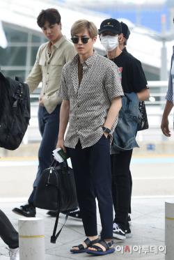 dailyexo:  Suho - 160715 Incheon Airport, departing for Osaka Credit: Asia Today. (ì¸ì²œê³µí•­ ì¶œêµ­) 