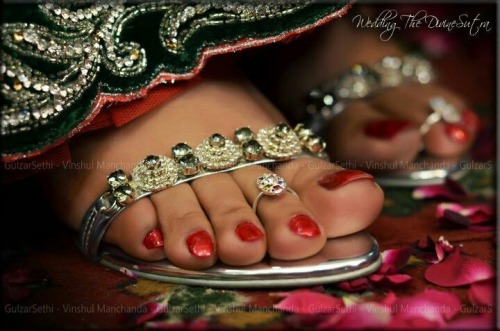 hiscinnamongirl:  As symbol of being married people in India wear toe rings. Toe rings are called “bichiya” (in Hindi),  Such rings are usually made of silver. People wear them in pairs on the second toe of both feet.    During the wedding ceremony