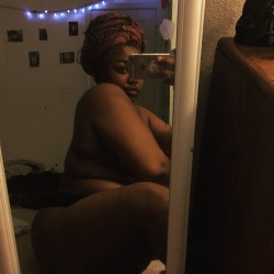 fat-bellybella:  Thunder thighs and back fat 👸🏾 