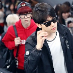 agreen21:  Baek idol and Chan fanboy  Kkkk . Chanyeol’sface 😂😊😀 #chanbaek #chanyeol #baekyeol #baekhyun #exo #airport  . . cr. Mrmini