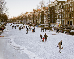 visitheworld:  Ice skaters on the canals of Amsterdam, Netherlands (by Marc Rauw).